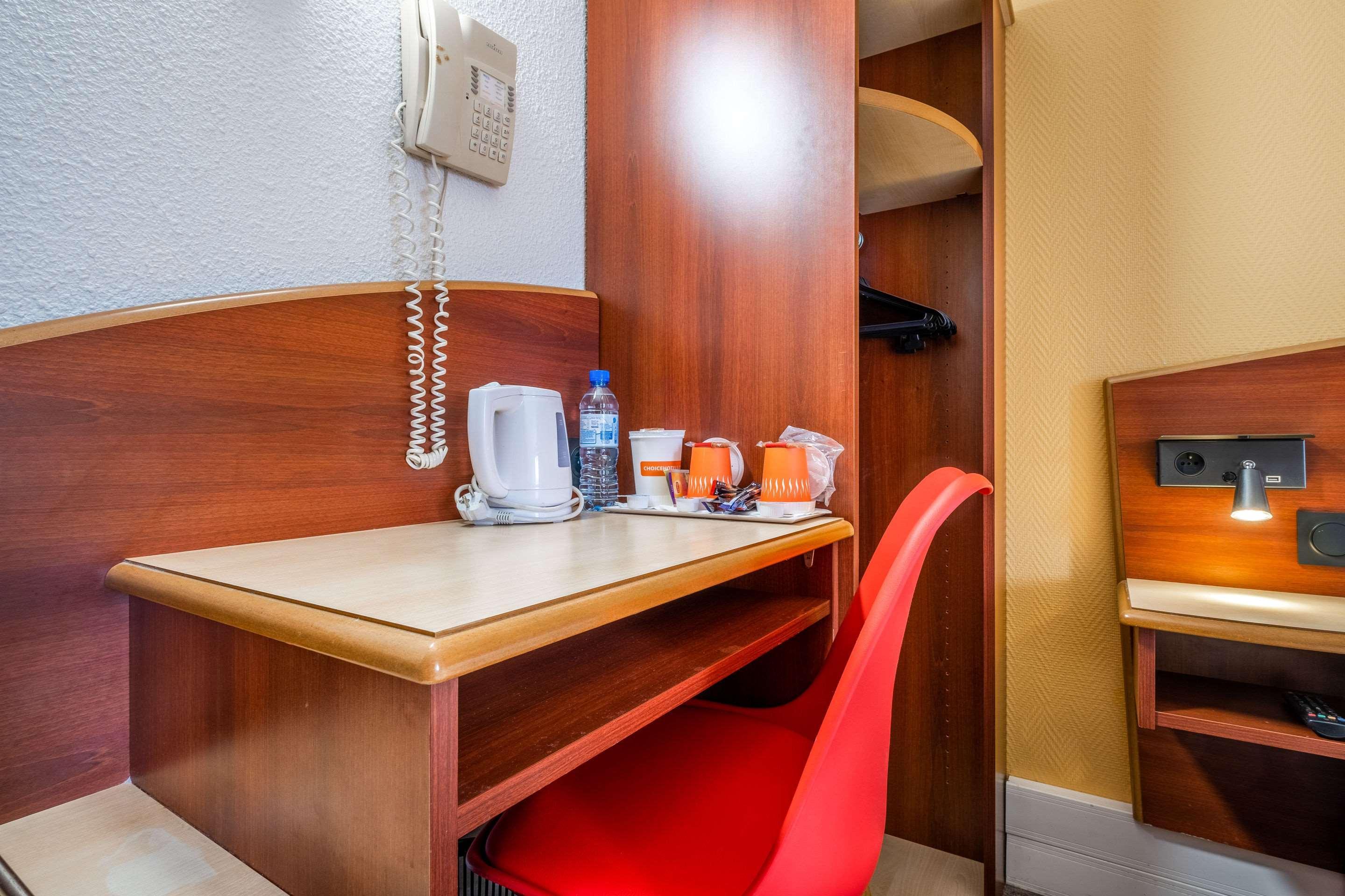 Comfort Hotel Etampes Exterior photo
