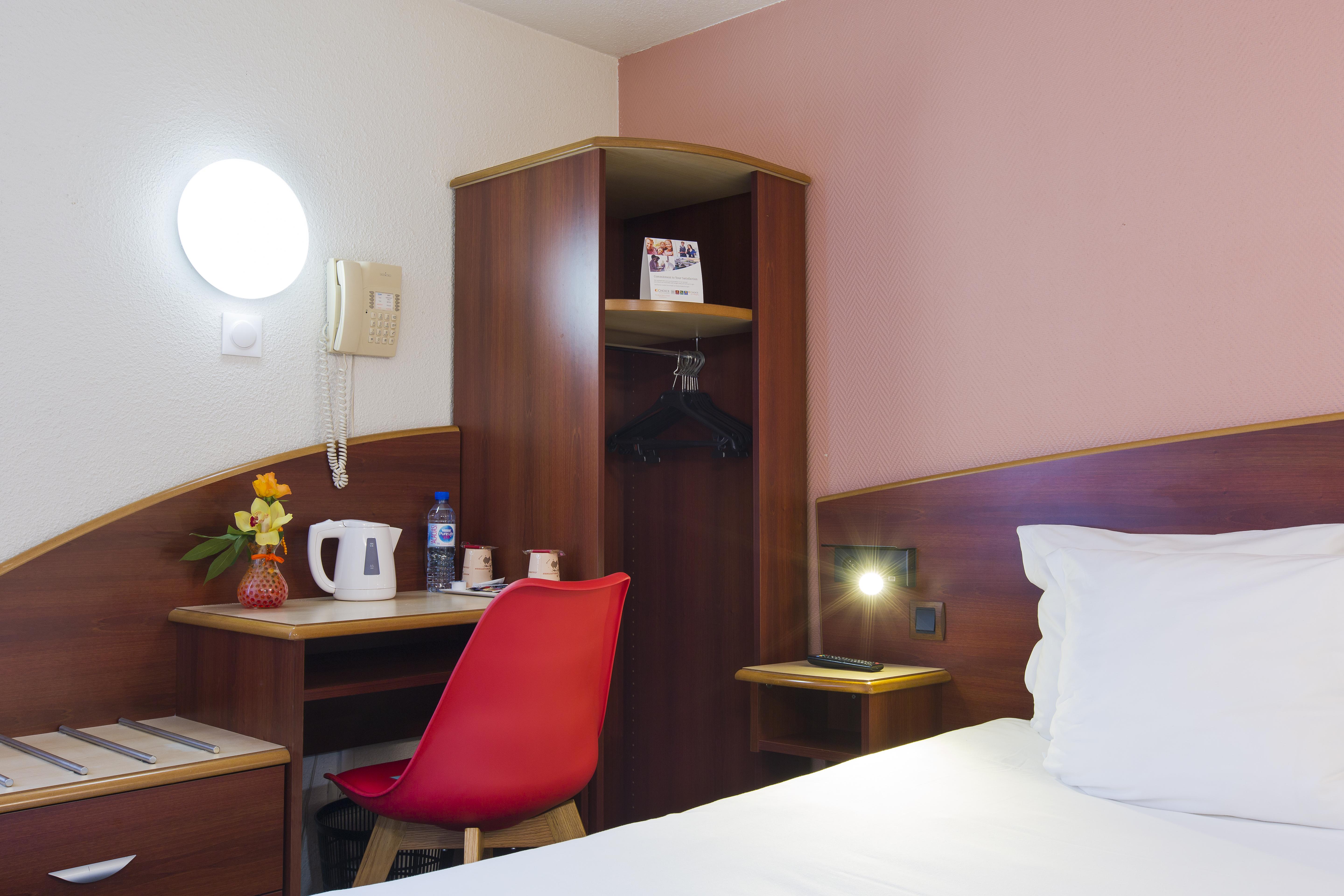 Comfort Hotel Etampes Exterior photo